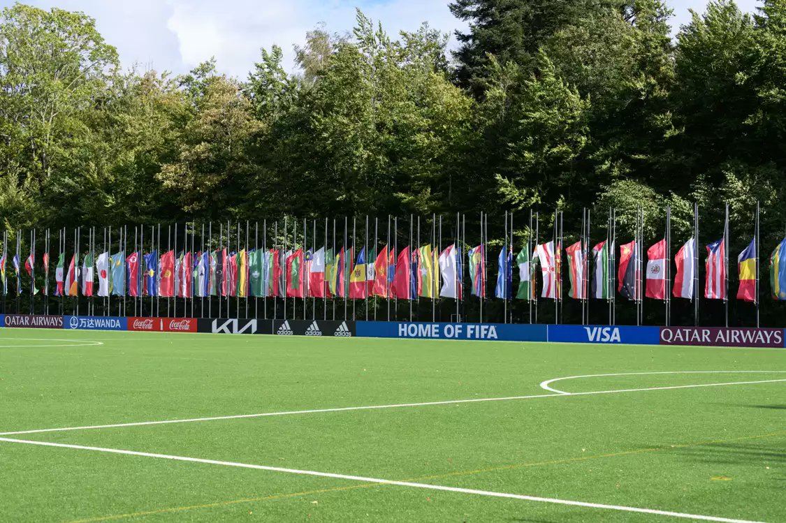 idextratime's tweet photo. Di markas FIFA, seluruh bendera negara anggota FIFA kini dikibarkan setengah tiang sebagai wujud belasungkawa tragedi Kanjuruhan. 🏴 https://t.co/cIoTt2BmMb