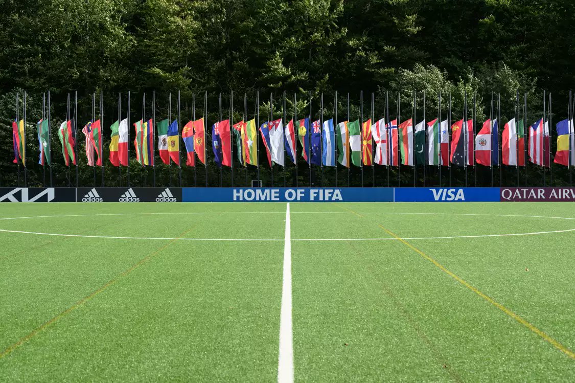 idextratime's tweet photo. Di markas FIFA, seluruh bendera negara anggota FIFA kini dikibarkan setengah tiang sebagai wujud belasungkawa tragedi Kanjuruhan. 🏴 https://t.co/cIoTt2BmMb