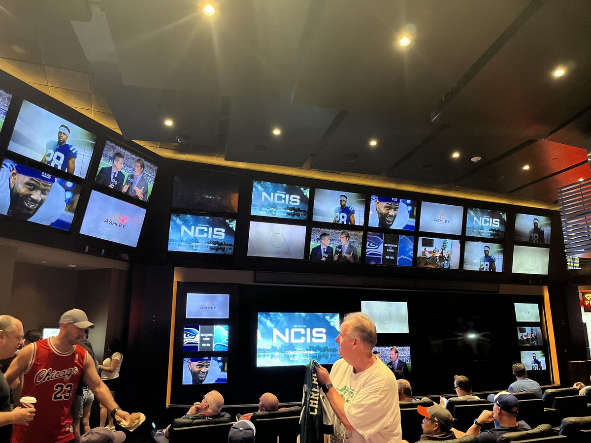 benwrong1992's tweet image. How to kill time before your flight on a football Sunday