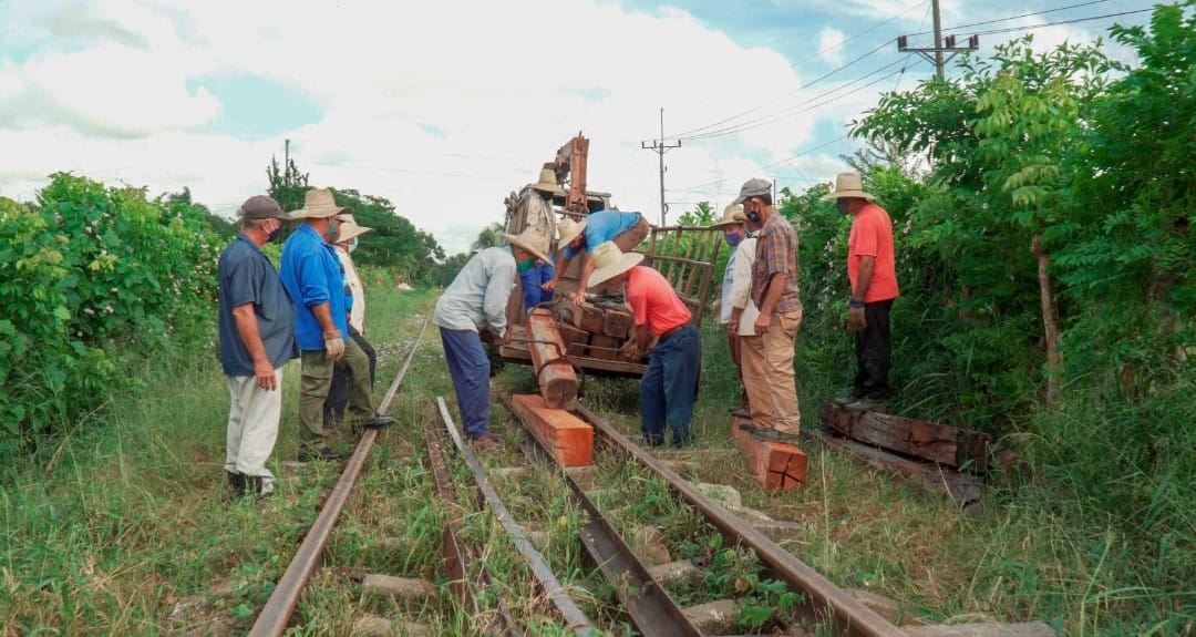 En la actual contingencia que vive el país los trabajadores de #TransporteCuba, unen sus brazos y esfuerzos en el empeño de resarcir con celeridad los daños provocados por lan. Las afectaciones son considerables pero la firmeza de los transportistas es a toda prueba. #FuerzaCuba