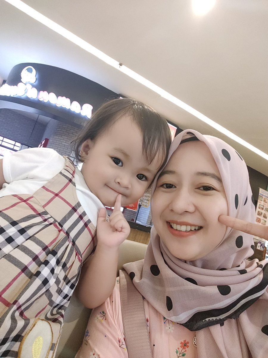 intanmarzuarin1's tweet photo. Krn fotonya gemoy² simpen sini aja lah yaa...
Alhmdulillah Daneen carissa 1th 9bulan.. https://t.co/Zdo23rTygE