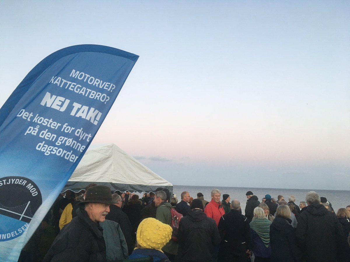 I aften tænder vi bavnebål på Hølken strand, på Samsø og på Røsnæs. Rigtig mange er mødt op for at sige nej tak til en kulsort kattegatforbindelse 💚 @KF_NejTak