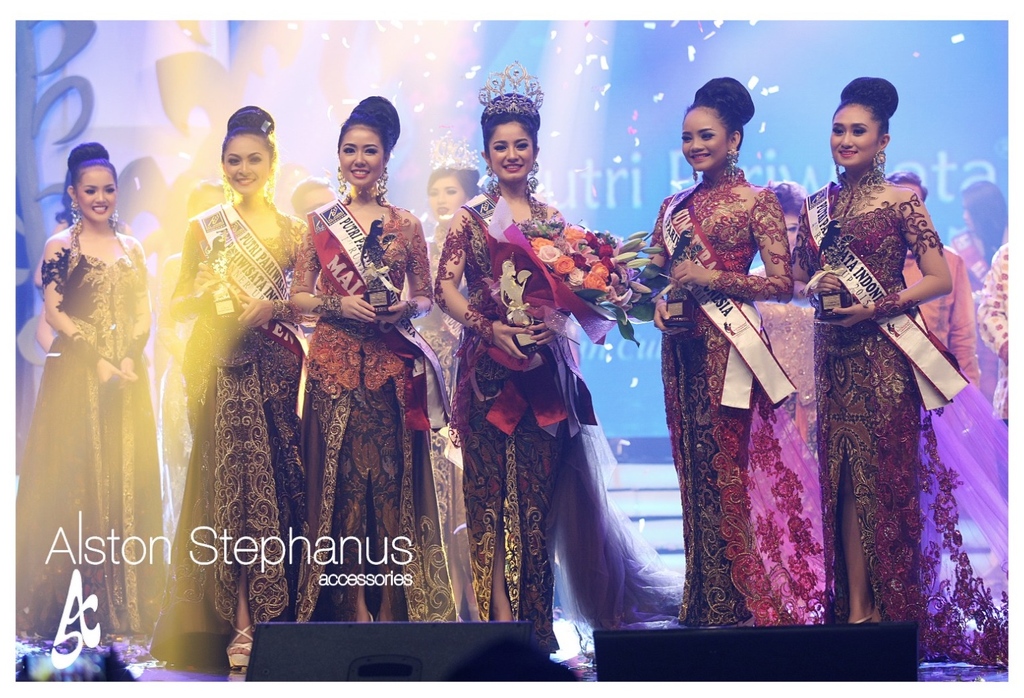 A5_Accessories's tweet photo. Happy National Batik Day! Commemorated on Oct 2. 

On this day, UNESCO recognized batik fabric as an intangible world cultural heritage originating from Indonesia.

Crown by @AlstonStephanus. 👑

#batikday #batik #heritage #indonesia #wonderfulindonesia https://t.co/5tRef17gFI