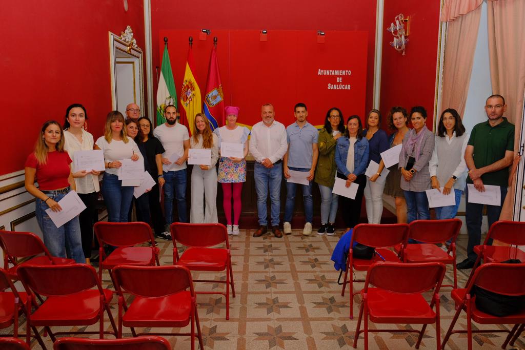 AytoSanlucar's tweet photo. 📜 Entregados los diplomas tras la finalización del programa Dipuform@

🤝 El delegado de Fomento y Empleo, Francisco San Nicolás, entregó el viernes los diplomas de los tres cursos de formación del programa Dipuform@, subvencionados por la Diputación de Cádiz. https://t.co/STBwatr3fW