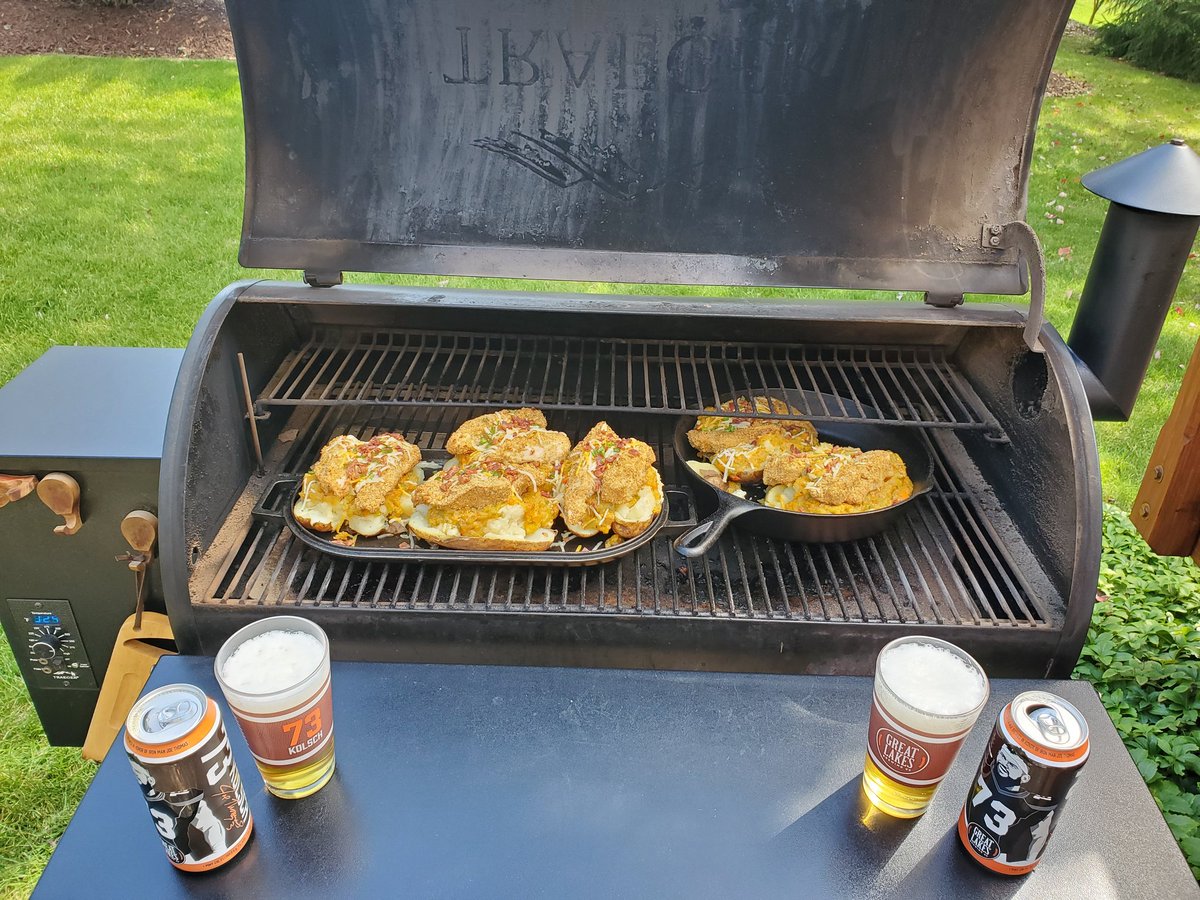 johnu3's tweet photo. 2022 @Browns Opponent city themed smoked loaded baked potato. For ATL, going with a smoked fried chicken with peach salsa. Paired with @joethomas73 Kolsch from @GLBC_Cleveland. https://t.co/i169qkQMWs