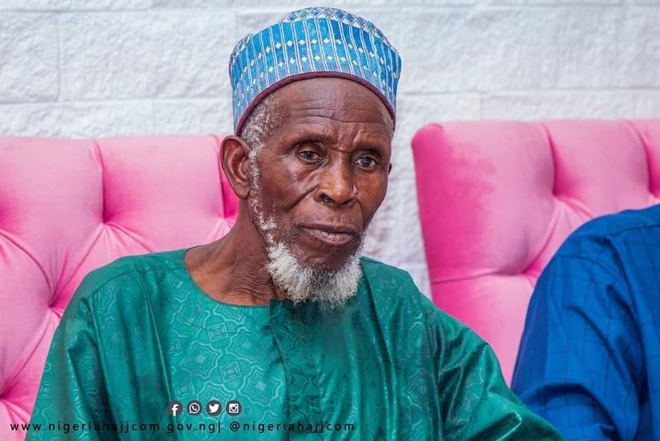 Not All Hero's wear capes. 
Imam Abdullahi Abubakar, 86 years old lslamic cleric in Barki Ladi, LGA in Plateau state, who risked his life to hide over 260 Christians in a Mosque during a clash in Yelwa Gindi village would be receiving a national honour this week. 👏👏👏