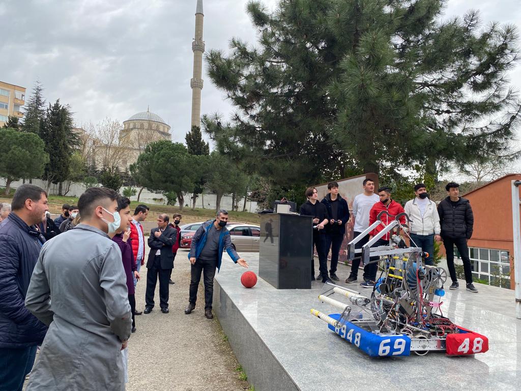 Fikri Sınai Mülkiyet Hakları Yatay Öğretmen Hareketliliği Çalismasinda ülkemizin farklı illerinden gelen ögretmenlerimize FRC yi ve robotumuzu anlattık.

#frc #frc2022 #frcturkey #first #frcteam