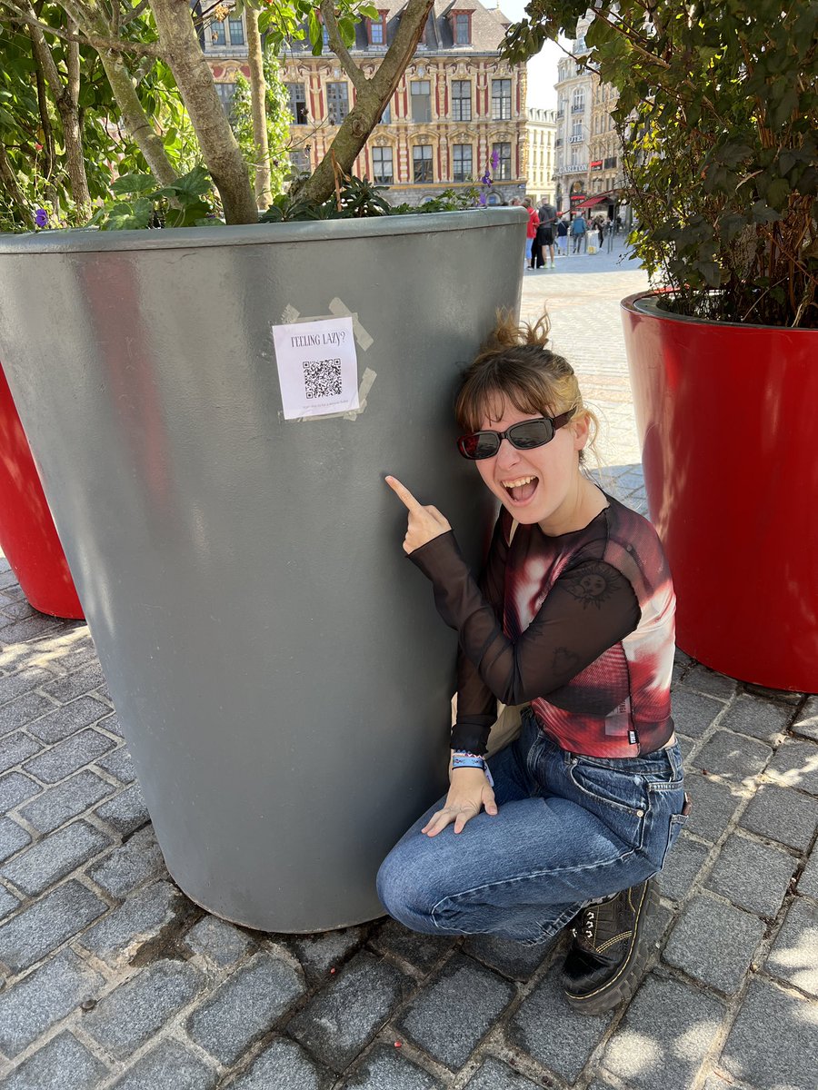 flurtcobain's tweet image. favorite memory was putting posters up lmao #FeelingLazy