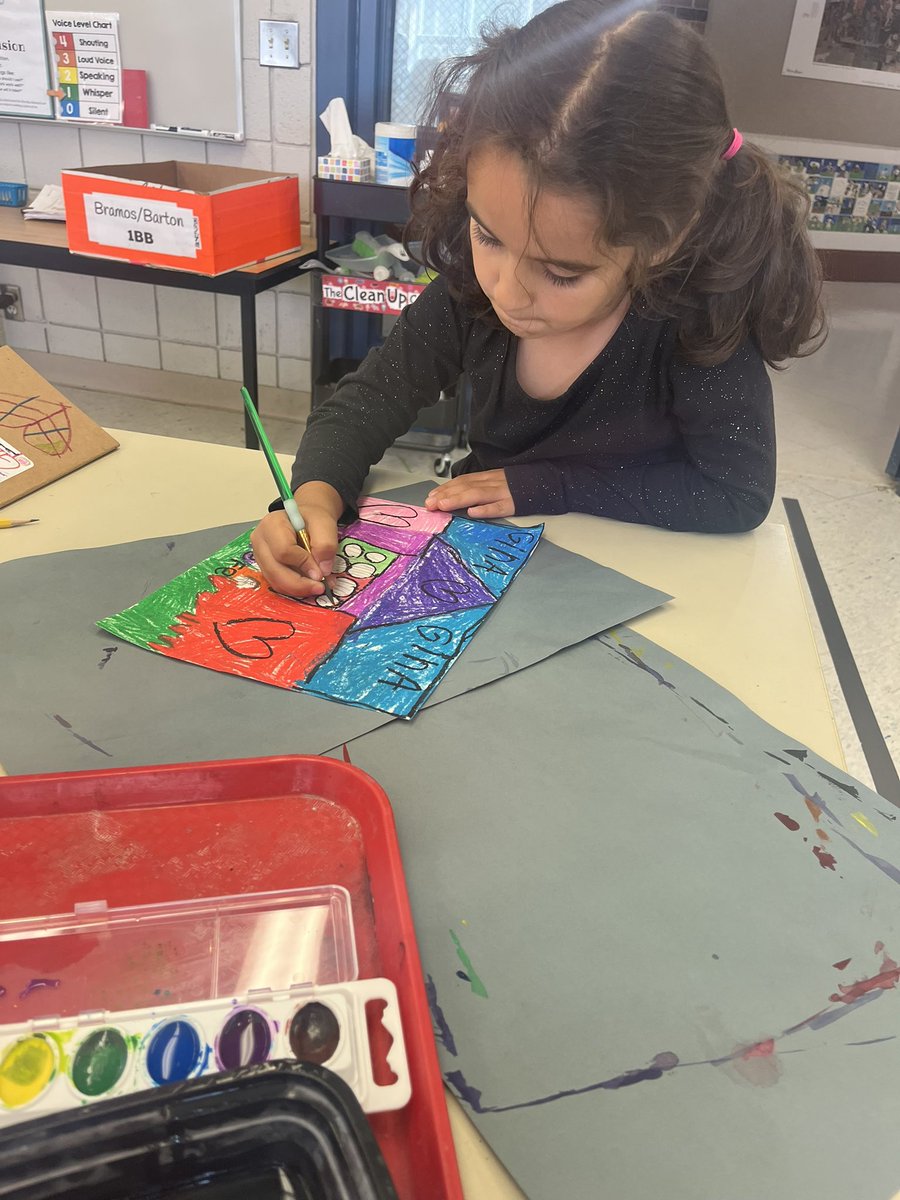EOArtStudio's tweet photo. Beautiful artwork by first graders! @EastoverEagles @HarleenKSingh https://t.co/OAjVzw8s2i