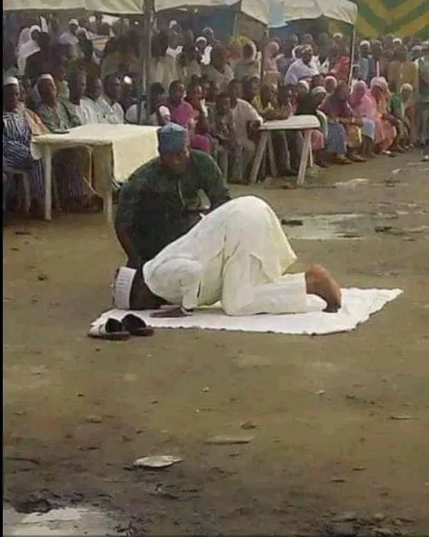 PiousGeek's tweet photo. Sheik taught people how to Sujud properly during a public lecture. May Allah grant him Jannah and bless us all with good ending. https://t.co/vGpAyaL9aL