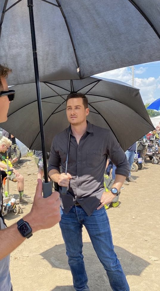 MrMrsHalstead's tweet photo. A thread of reasons I’m pretty sure I’ll miss behind the scenes Jesse as much as I’ll miss Jay Halstead - seeing him so happy in these warms the heart, fingers crossed we may still get glimpses🤞🏼 #ThankYouJesse #weloveyoujesse #UpsteadForever  📸 Brian Luce IG https://t.co/IMXNLnSdss