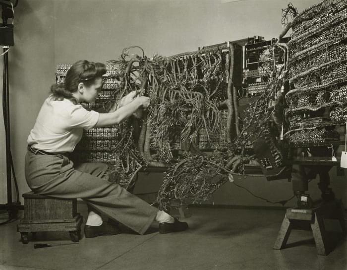 Une ingénieure en train de câbler l'un des premiers ordinateurs IBM en 1958. 

Crédits : Berenice Abbott 💾
