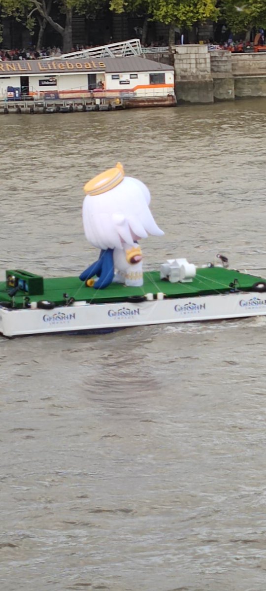 Was having a stroll by the riverside after a massive lunch and unexpectedly ran into this!? 😂 
Shame that I was on the wrong side of the bridge when I spotted the Paimon float so couldn't get a shot from the front...