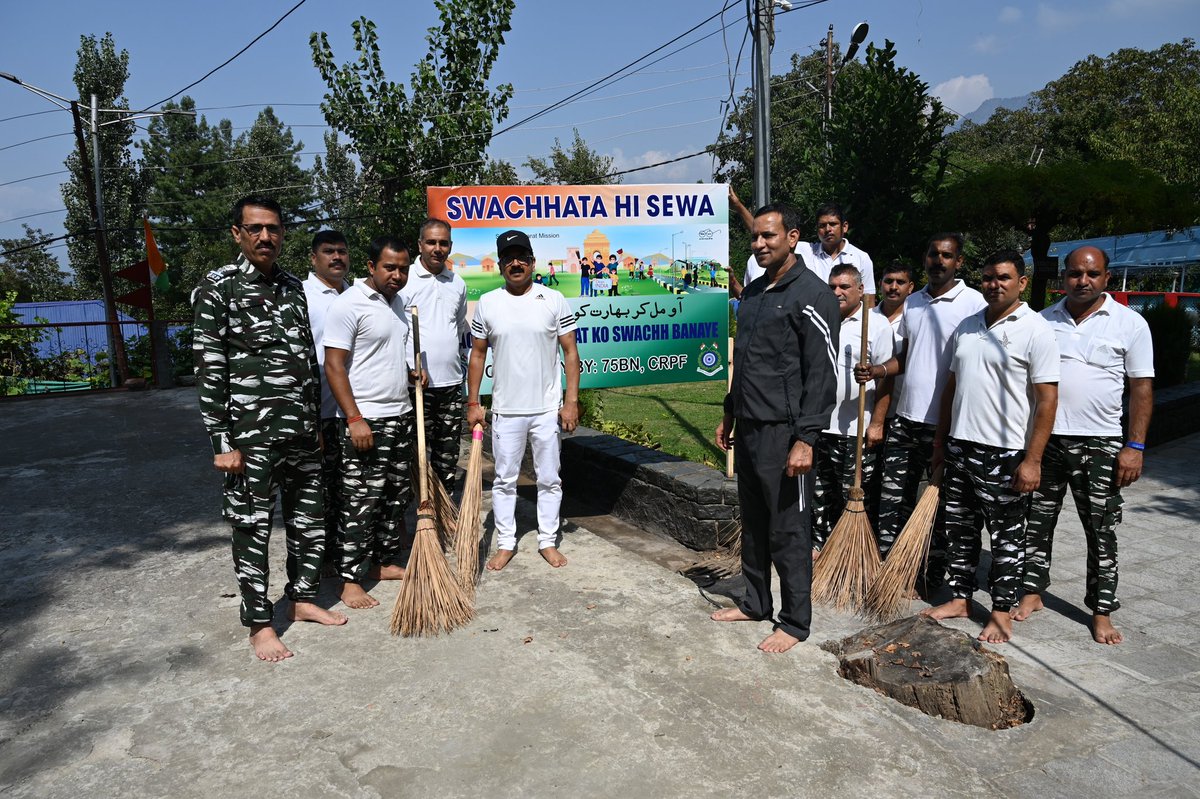 75Bn_CRPF's tweet photo. On the occasion of #GandhiJayanti , @75Bn_CRPF organised a swachhata campaign. 
Sh K K Pandey Commandant &amp; unit personnel of 75 Bn participated in #CleanlinessDrive today at Zeashta (ज्येष्ठा) Devi Mandir, Srinagar.
#SpecialCampaign2
#SwachhBharatAbhiyan
#SwachhAmritMahotsav https://t.co/IQZjiJFMPL