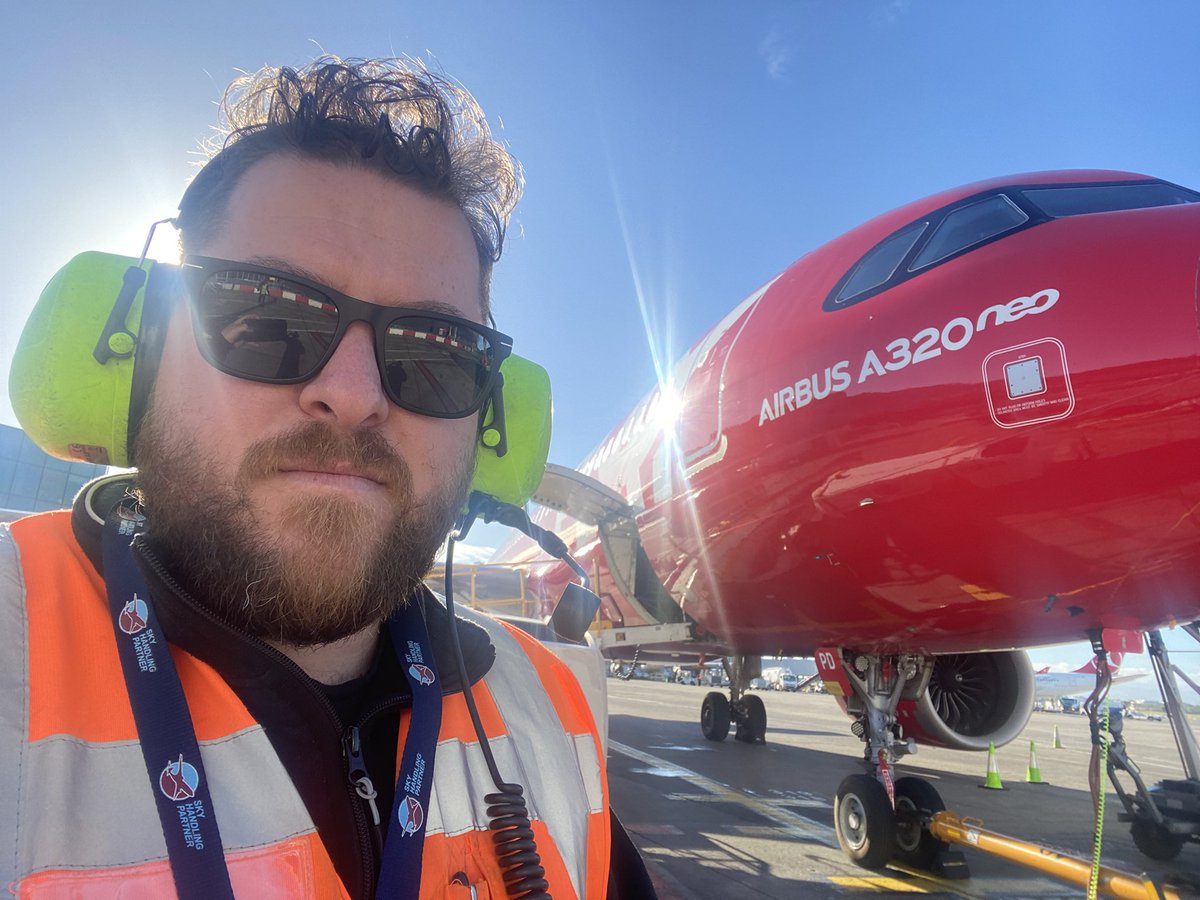 jonkelly31's tweet photo. @PLAYairlines is definitely one of my favourite airlines to work on.. I just love this big red bus ✈️ #Aviation #PlayAirlines #BigRedBus #HeadLoader #DublinAirport https://t.co/iNOspoEHFv