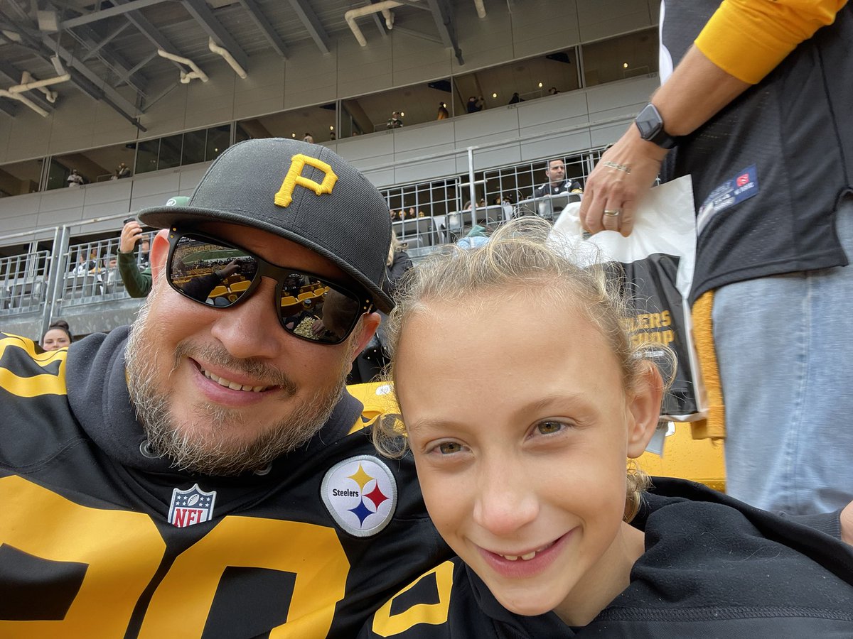 ErinInCrozet's tweet photo. Olivias first game! #myfirstgame #herewego https://t.co/VQ8O4Mhoe8