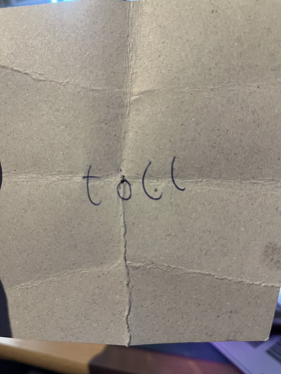 Ich übe Cello. Mehr schlecht als recht.
K1 kommt herein und steckt mir einen gefalteten Zettel zu.
„Hier! Eine Nachricht für dich!“
Liebe sie.