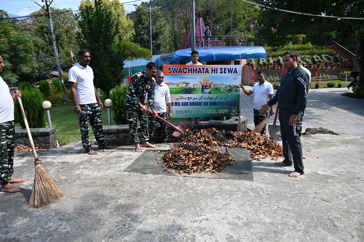 75Bn_CRPF's tweet photo. On the occasion of #GandhiJayanti , @75Bn_CRPF organised a swachhata campaign. 
Sh K K Pandey Commandant &amp; unit personnel of 75 Bn participated in #CleanlinessDrive today at Zeashta (ज्येष्ठा) Devi Mandir, Srinagar.
#SpecialCampaign2
#SwachhBharatAbhiyan
#SwachhAmritMahotsav https://t.co/IQZjiJFMPL