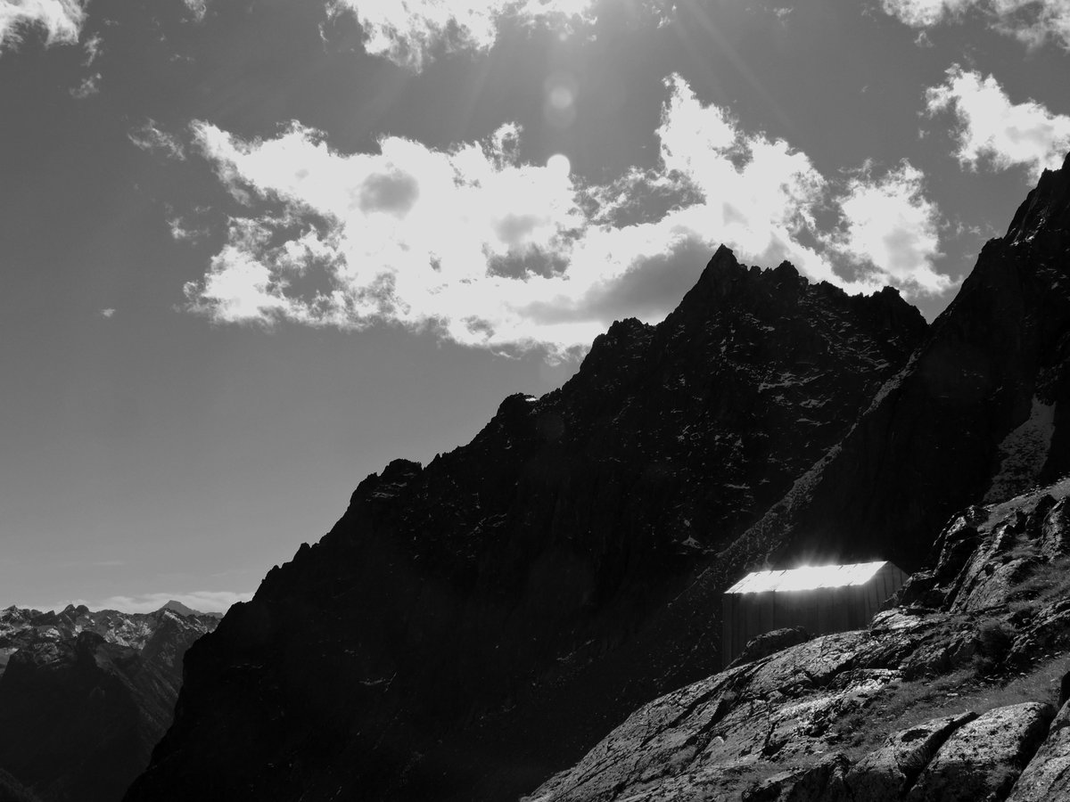 ingeobillo's tweet photo. #blackandwhite #backlight in the #Alps: arriving at the shining Bivouac Spataro 2600 m, #Valpelline #AostaValley #Italy
------
#blackandwhitephotography
#blackandwhitephotos
#landscapehotography
#blackandwhitephoto
#bnwphotography
#monochrome
#noiretblanc
#landscape
#hiking https://t.co/MRVeeRjoLe
