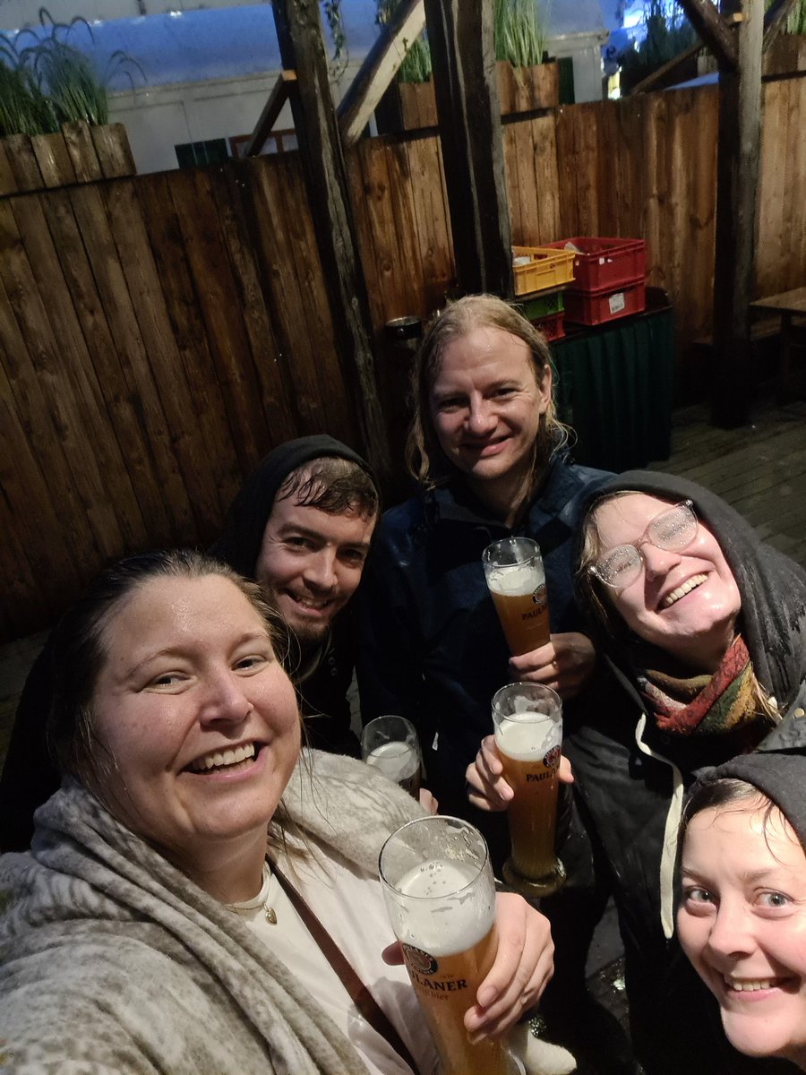 RostadIngrid's tweet photo. @PerniHansen @thomanyg @MadsOpheim @Mariesoer Oktoberfest i München leverer bedre på lederhosen enn på vær, men gjennom noen nye venner fiksa vi både øl og et bord nesten under tak https://t.co/QV6LvsnYkC