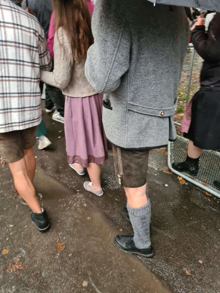 RostadIngrid's tweet photo. @PerniHansen @thomanyg @MadsOpheim @Mariesoer Oktoberfest i München leverer bedre på lederhosen enn på vær, men gjennom noen nye venner fiksa vi både øl og et bord nesten under tak https://t.co/QV6LvsnYkC