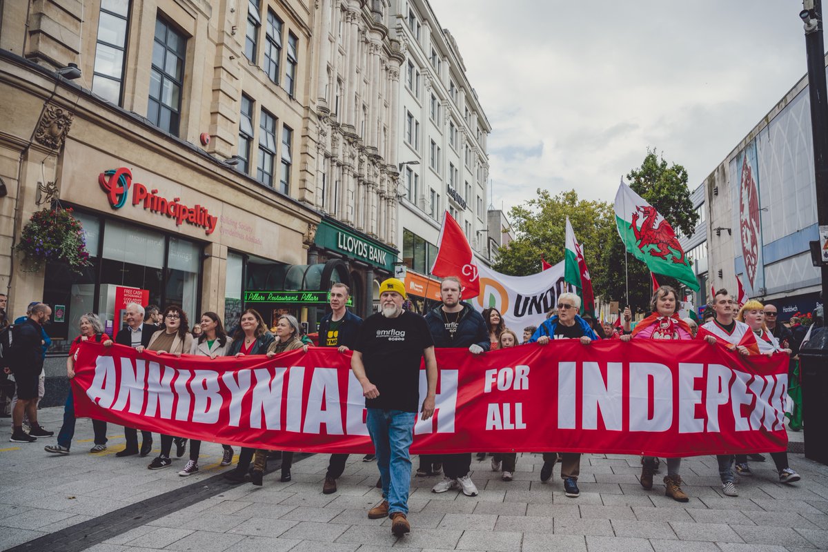 More photos from the historic day yesterday- through the lens of the amazing @celfcalon - Diolch Betsan!
Mwy o luniau o’r orymdaith ddoe.
#Annibyniaeth #indywales 
<a href="/AUOBCymru/">AUOBCymru</a>