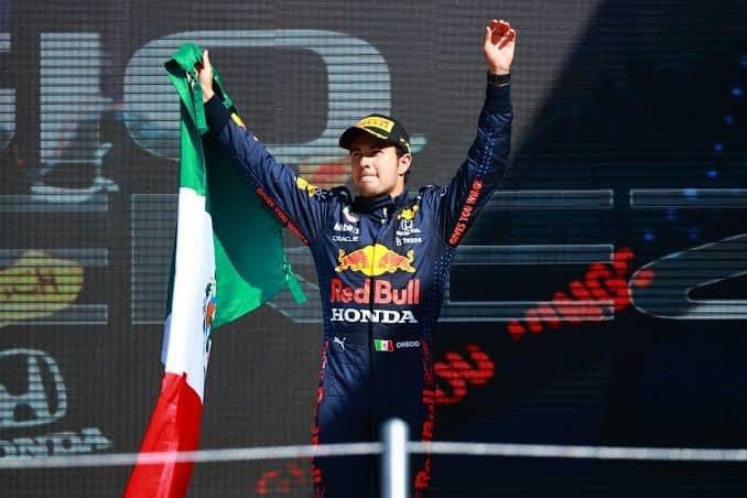 BaluarteTv's tweet photo. Hoy en #BaluarteTv es Domingo de #Deportes🏁🏎️
Orgullo jalisciense y orgullo mexicano
Lo volvió hacer #checoperez en el premio de #singaporeGP de la #formula1 Si,se volvió a subir al podio y en 1°lugar, pese a una latente penalización.Dió cátedra de carrera y logro la victoria https://t.co/VN19OR3R4O