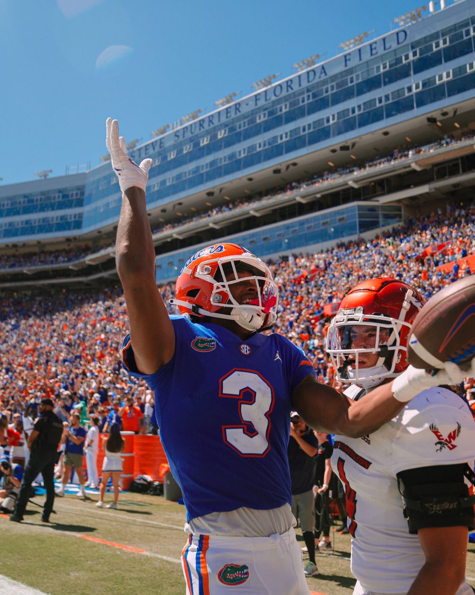 GatorsFB's tweet photo. Showin' off the moves. 

🎥 Sideline Cam: @XXH_03 https://t.co/4wr6wF9Mns