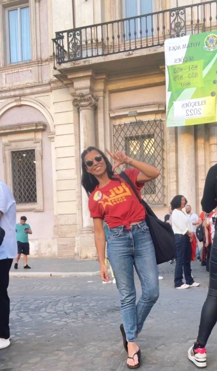 Voltei tão animada pra casa que, ao cumprimentar o senhor de Bangladesh, dono da mercearia em frente, fiz o L e gritei “é Lula!”. Só me toquei quando meu filho lembrou que ele não falava português.