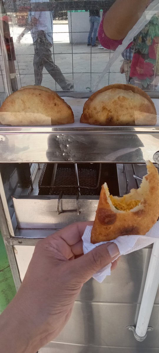 NYCrypto_Invest's tweet photo. I love street food or is it because I grew up in the streets? Where else can you get 50 cent empanadas? 🥟 😍 #Colombia #Medellin #streetfood #ParqueBotero #ElCentro #dripnetwork #dripisfortheppl https://t.co/zNC9CR7L9p