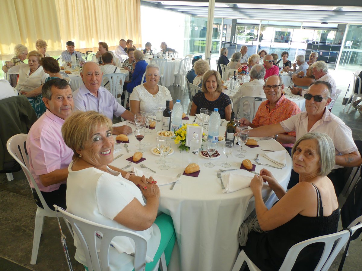 AjuntamentSalou's tweet photo. 👏🍴 Hoy domingo, 2 de octubre, se ha celebrado la comida de homenaje a las personas mayores, en el marco del XXVII Día Internacional de las Personas Mayores, que ha contado con la asistencia de casi 250 personas. https://t.co/1ARWVWtnie