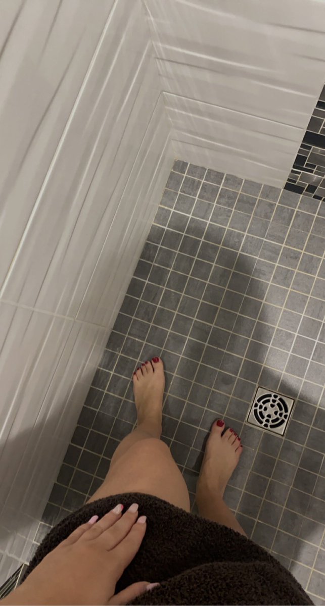 deessetofee's tweet photo. Je sors de la douche qui veut venir au pieds de sa maîtresse ? J’ai fais ma nouvelle manucure vous en pensez quoi? #moneyslave #feet #feetgirl #fetichiste #fetichistepied #pieds #piedsNus #soumis #esclave #bonsoumis https://t.co/W44gFIsoex