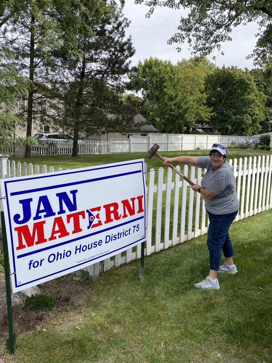 MaterniOhio75's tweet photo. Yesterday I was personally putting signs up around Perrysburg to show that I care about the people here in Wood County and will put in the work for each person. 

Show your support for a better Wood County and request a yard sign with the link below! ⬇️

https://t.co/r7hxKRfQBs https://t.co/okgXO6kvsQ