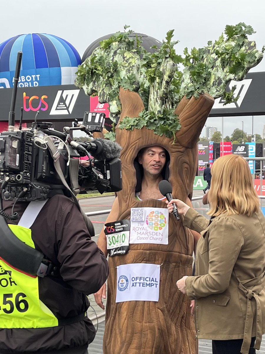 Thanks ⁦<a href="/BBCBreakfast/">BBC Breakfast</a>⁩ ⁦<a href="/Lionesses/">Lionesses</a>⁩ for giving ⁦<a href="/DuncombeRob/">Prof Rob Duncombe</a>⁩ the best start to his #LondonMarathon dressed as a 🌲 in aid of ⁦<a href="/royalmarsden/">The Royal Marsden Cancer Charity</a>⁩ #OakCancerCentre.