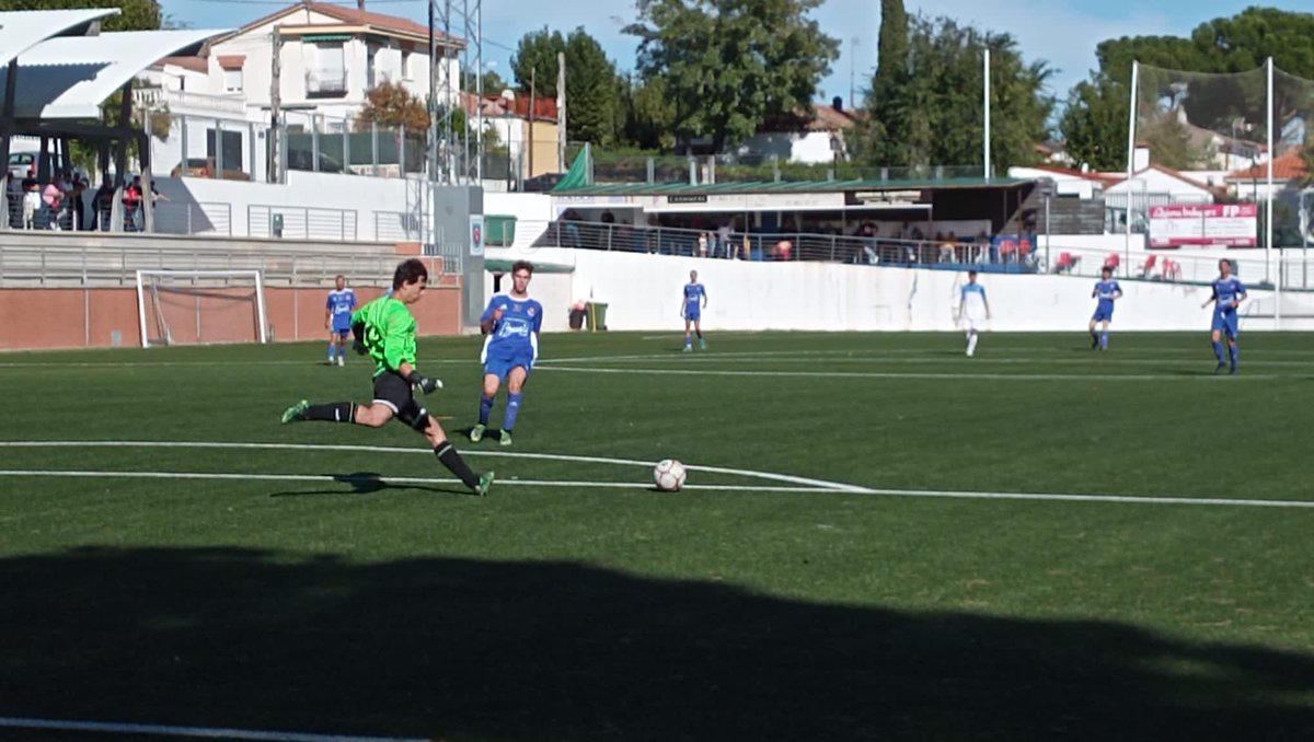 RFFM_oficial's tweet photo. 🏟 Partido de 1° Aficionados Grupo 4° en el #JoseRodriguez  entre los equipos @ATVALDE 🆚 @cdpuertabonita dirige el encuentro #YousriHamaj ayudado en las bandas por #GarciaCartas y #BautistaCaceres.

👤 @AngelBravoRFFM Directivo de Seguridad presenciando el partido en directo. https://t.co/3KTxqjrbKh