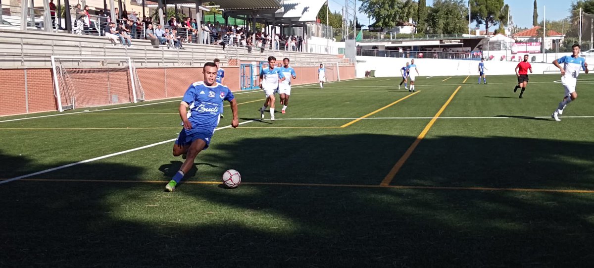 RFFM_oficial's tweet photo. 🏟 Partido de 1° Aficionados Grupo 4° en el #JoseRodriguez  entre los equipos @ATVALDE 🆚 @cdpuertabonita dirige el encuentro #YousriHamaj ayudado en las bandas por #GarciaCartas y #BautistaCaceres.

👤 @AngelBravoRFFM Directivo de Seguridad presenciando el partido en directo. https://t.co/3KTxqjrbKh