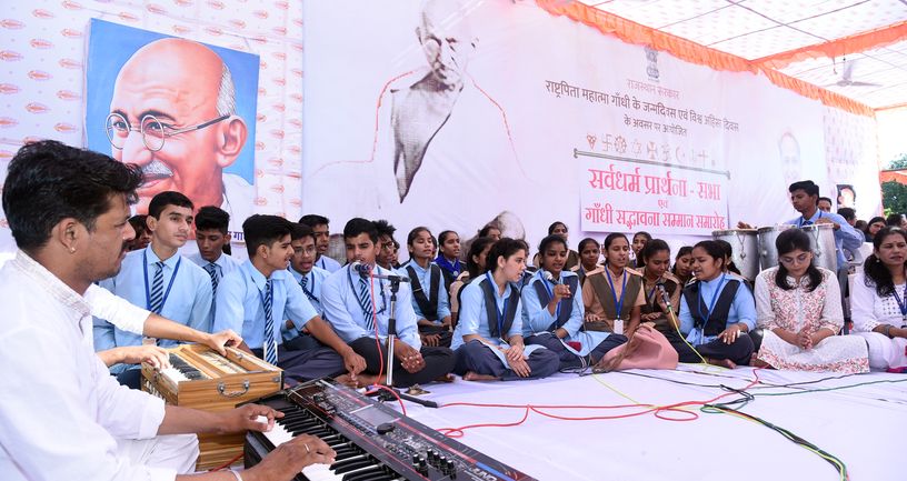 YasthaFilms's tweet photo. गांधी जयंती के उपलक्ष पर राउमावि राजेन्द्र मार्ग विद्यालय में महात्मा गांधी बन कर आये बच्चें वहीं प्रार्थना सभा में कीर्तन गाती बालिकाएं। https://t.co/A6VroB6j8T