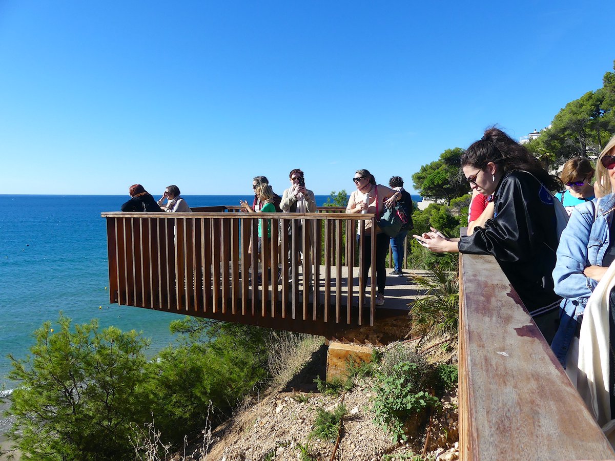 AjuntamentSalou's tweet photo. 🟢El professorat dels centres educatius de #Salou, u a seixantena de persones, va recórrer ahir la Ruta dels Miradors. El recorregut va iniciar-se a Pilons i va finalitzar a Cal·lípolis, visitant els sorrals, el bosc mediterrani i les bateries de la Guerra Civil espanyola. https://t.co/9kOXzRfxCX