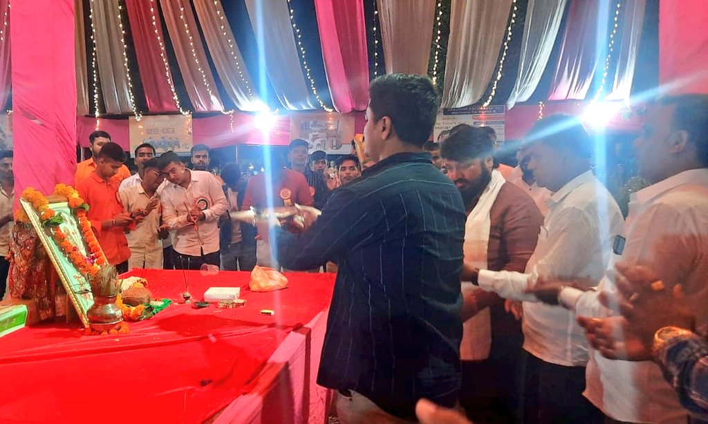 AdvPankajGore's tweet photo. धुळे शहरात नवरात्रोत्सव निम्मित ठिकाठिकाणी आरती व उपस्थिती 🙏🏻🚩🏹🐅😊 #navratri2022 #नवरात्री #UddhavThackeray #Shivsena #AadityaThackeray #aapledhule #AdvPankajGore #शिवसेना #navarati https://t.co/C8GVc2IPh5