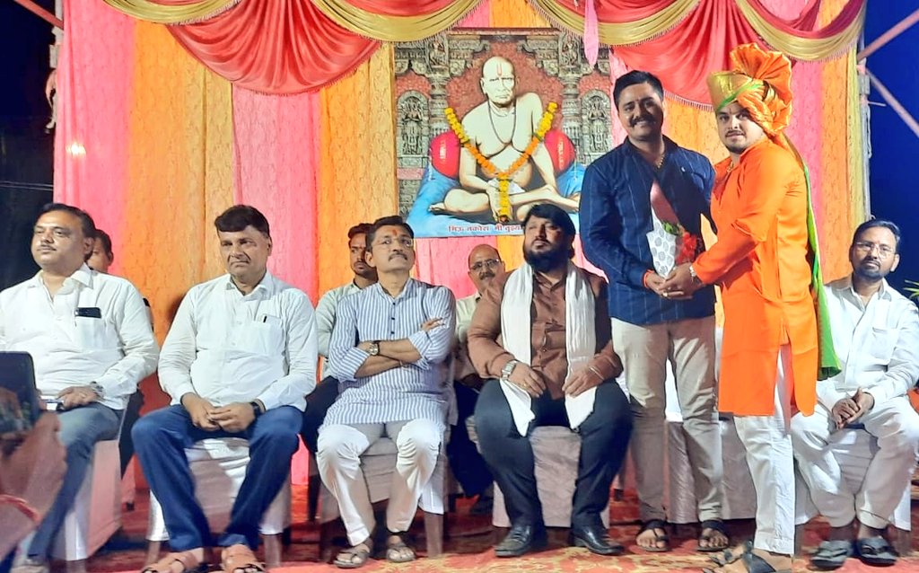 AdvPankajGore's tweet photo. धुळे शहरात नवरात्रोत्सव निम्मित ठिकाठिकाणी आरती व उपस्थिती 🙏🏻🚩🏹🐅😊 #navratri2022 #नवरात्री #UddhavThackeray #Shivsena #AadityaThackeray #aapledhule #AdvPankajGore #शिवसेना #navarati https://t.co/C8GVc2IPh5
