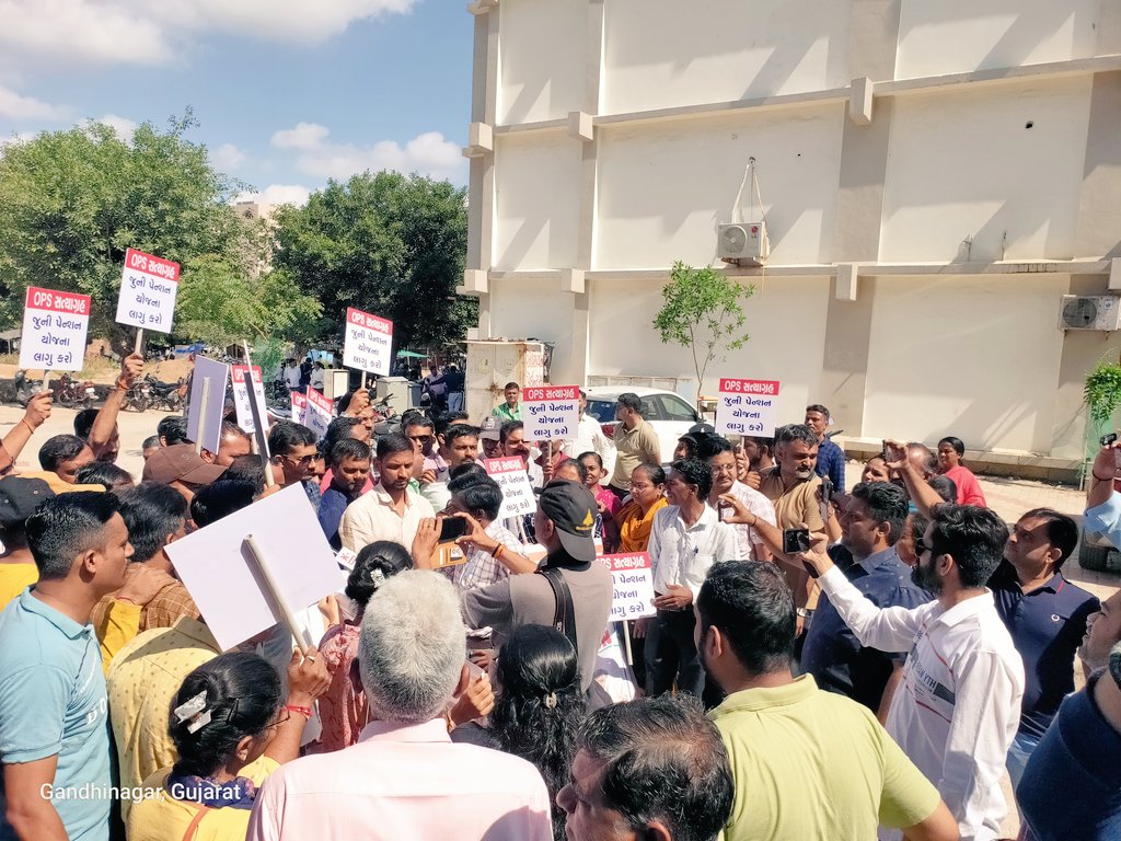 Dipakraval5's tweet photo. #WeWantOPS
#OPS_पुरानी_पेंशन 
#NMOPS 
બીજી ઓક્ટોબર ગાંધી જયંતીને આજરોજ ગાંધીનગર ખાતે ખૂબ જ મોટી સંખ્યામાં ગુજરાતના શિક્ષકો તેમજ અન્ય તમામ કેડરના કર્મચારીઓએ જૂની પેન્શન યોજના લાગુ કરવા માટે ગાંધી જિલ્લા માર્ગે સત્યાગ્રહ કરી NPS નો વિરોધ કર્યો... https://t.co/mcvOErN3e5