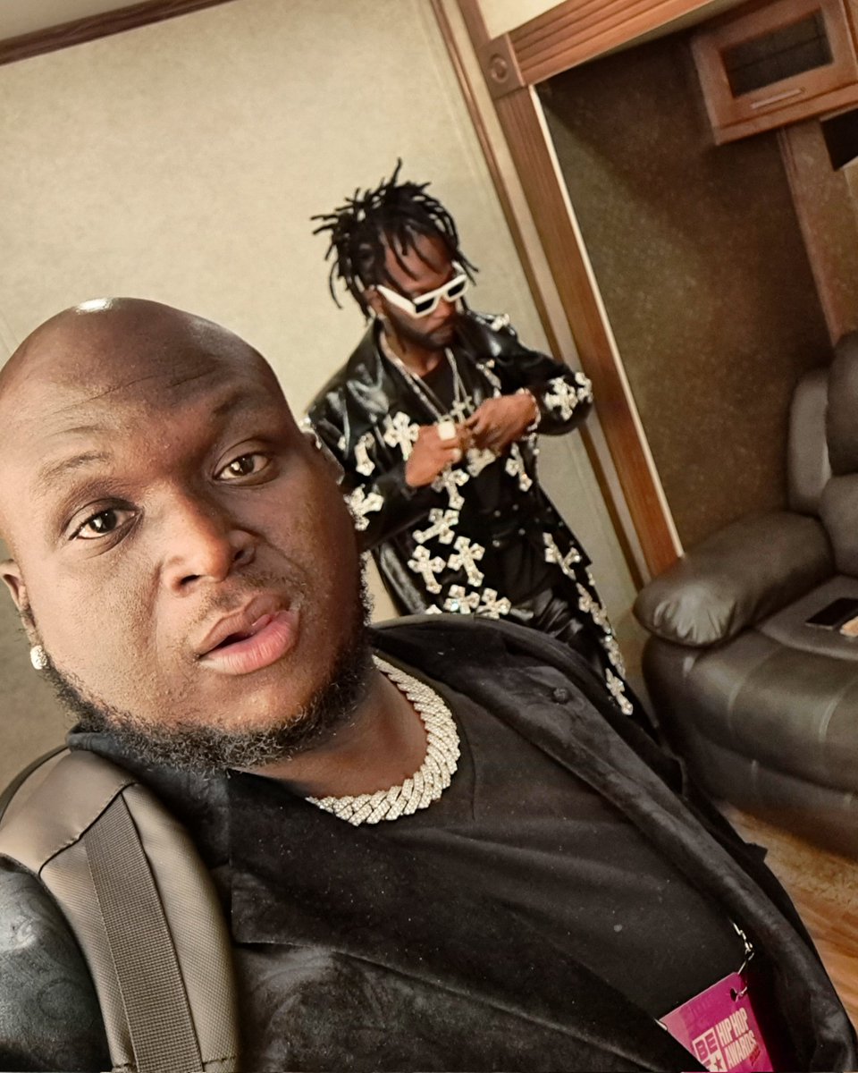 JOESIMPSONBEATZ's tweet photo. This Nigga Always flyer than a U.f.o.... 🐐  @therealjuicyj @BETAwards 😆 my Dawg #joeblowedaceo https://t.co/M9I7vv7aqb