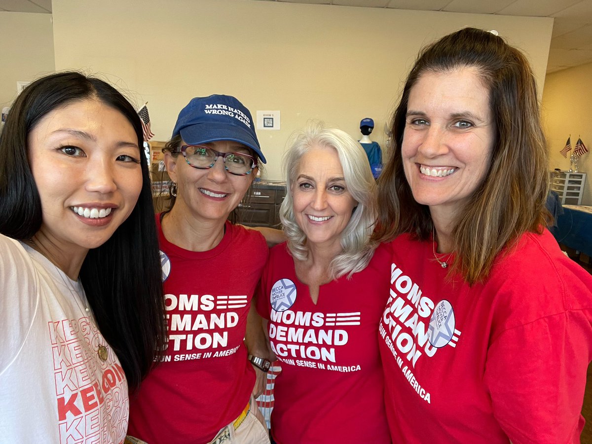 Phone bankers AND block walkers for TX @MomsDemand’s very own @becca4TX121!
@stevefortx voted 4 armed teachers, permitless carry & forced birth. 
Vote. Him. Out. 
#WeekendOfAction #txlege #MomsAreEverywhere