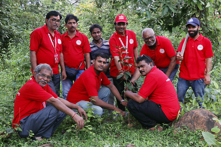redbrigadeorg's tweet photo. में मिलकर वृक्षारोपण के कार्यक्रम को पूर्ण किया गया। रेड ब्रिगेड इस कार्यक्रम में सहभागी हुए सभी पदाधिकारियों और सदस्यों को धन्यवाद देते हुए उनका आभार प्रकट करती है।
#Registered and #Certified by #12A #80G #CSR #NitiAyog #NGO #SVCTrust #RedBrigade #Awareness #Bike #Rally https://t.co/nXSHYVaB2V