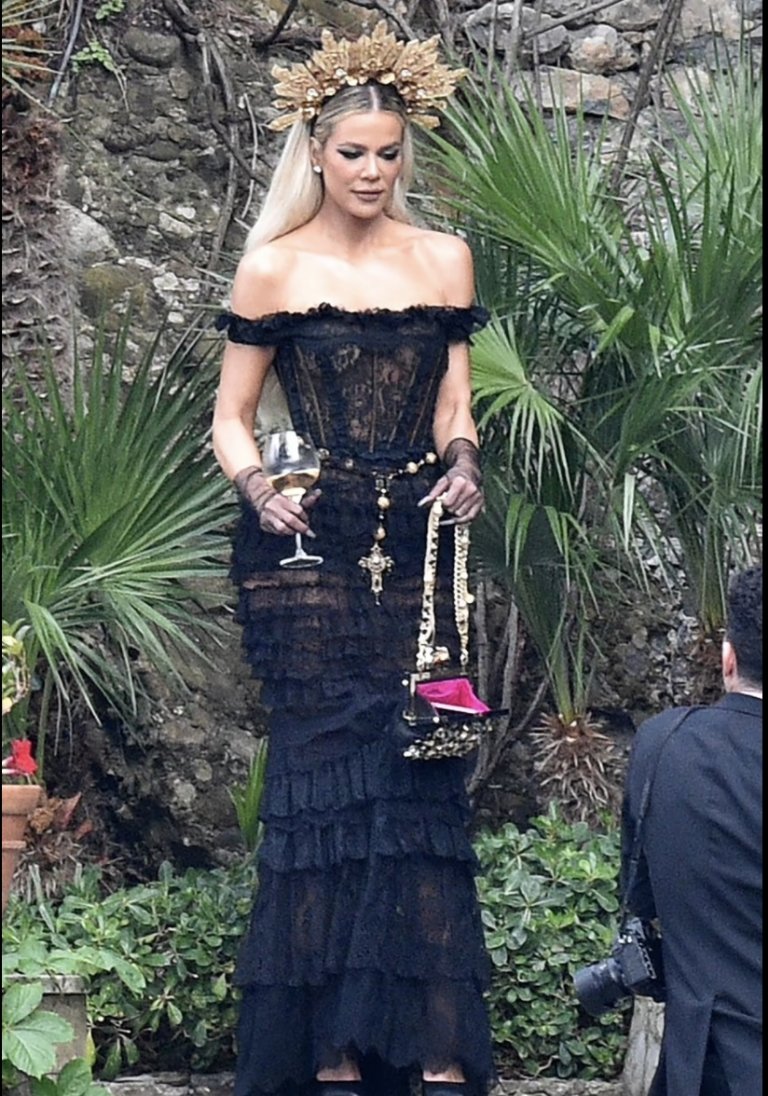 Khloe_ExpDi's tweet photo. He seguido el consejo de mi amiga @Halle_ExpBer  y he elegido este pedazo de outfit para el gran día de hoy y dice que luzco como una diosa♥️ https://t.co/0Mot07dJRE