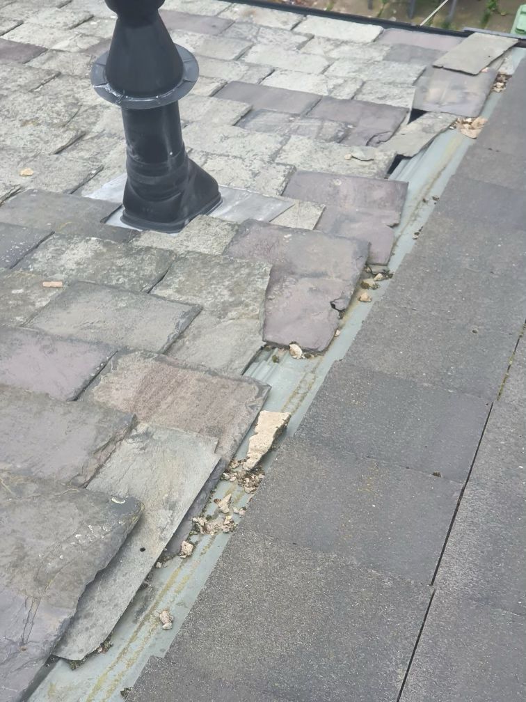 scotty167's tweet photo. @Your_Housing Travis Street, Hyde. Still not fixed despite your promises. 6 months since it was first reported. Internal walls are wet, cold, mouldy. Now affecting neighbours houses too. https://t.co/DRnS4fPHhk