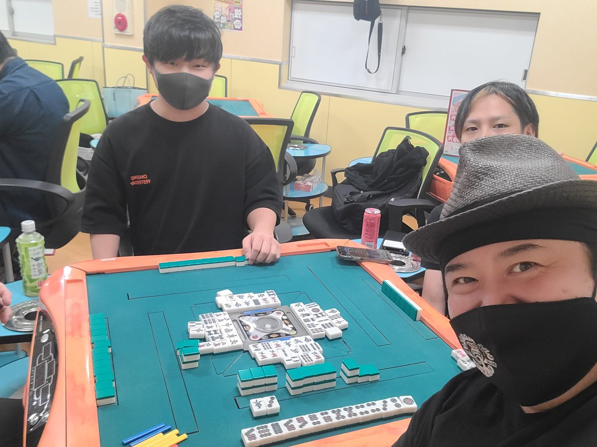 megakaanel's tweet photo. キヨさんの麻雀大会で数え役満！
おかげでディフェンディングチャンピオン🏆
商品もたくさん頂きました😆
二次会はお寿司食べ放題！
食べながらのボーイズトークが濃いことww
食べ終わったらアキバギルドで三次会ポーカー
何故か麻雀の面々と別宅になり、ちょいバブで終了
楽しかった😆

#AkibaGuild https://t.co/gtAZU2C9jK