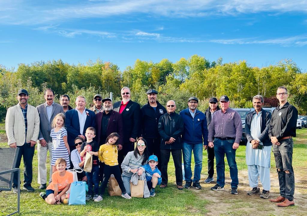 for_fowler's tweet photo. Autumn, apples and fresh air make for a wonderful time with good people. 
I wish to extend my gratitude to the @alislam for inviting me to your orchard for a day of apple picking and more. 
Your event was inclusive, embodying your belief of Love For All, Hatred For None.
#CallKen https://t.co/XLcV86WTP1