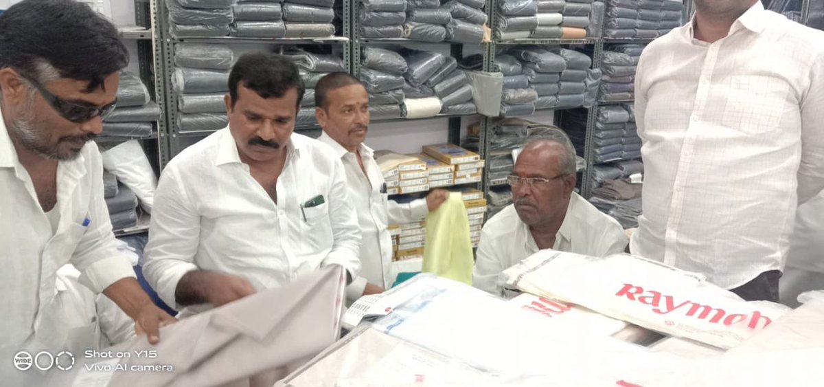 KranthiKiranBRS's tweet photo. లోకల్ ఎప్పుడు లోకలే ..లోకల్ గా షాపులు తిరుగుతూ షాపింగ్ చేయడం లో ఉన్న కిక్కే వేరు ..అందుకే 'స్థానిక "ఎమ్మెల్యేగా స్థానికంగానే షాపింగ్..దసరా సంబరాలు కూడా లోకల్ లోనే ...😎✊🏻@trspartyonline @trsharish @KTRTRS
#TRS #NationNeedskcr #KCR #Andol https://t.co/UEKyJboWQm