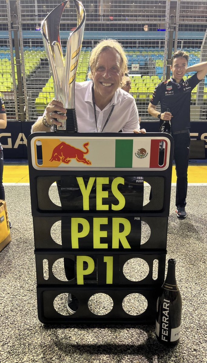 Juan ya está festejando el triunfo de Checo 💪😜

📸 <a href="/Gp1Fossaroli/">Juan Fossaroli</a>  
#F1 #Formulalatina #SingaporeGP